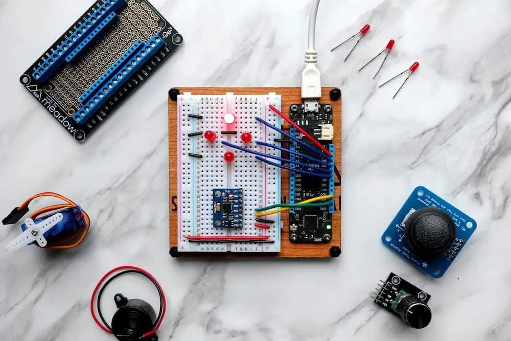 Complete Arduino breadboard circuit with LEDs, sensors, servo motor, and electronic components for beginner IoT projects