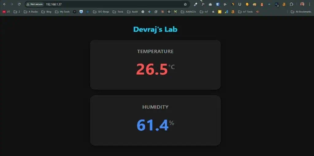 Dark-mode web dashboard viewed on a PC browser showing live temperature and humidity readings from an Arduino UNO R4 WiFi.